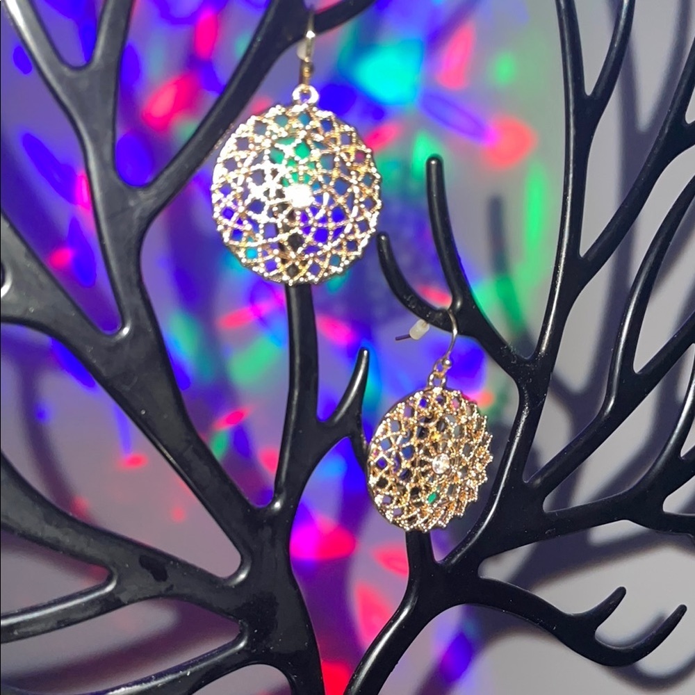 Elegant Gold Filigree Earrings - Picture 8 of 11